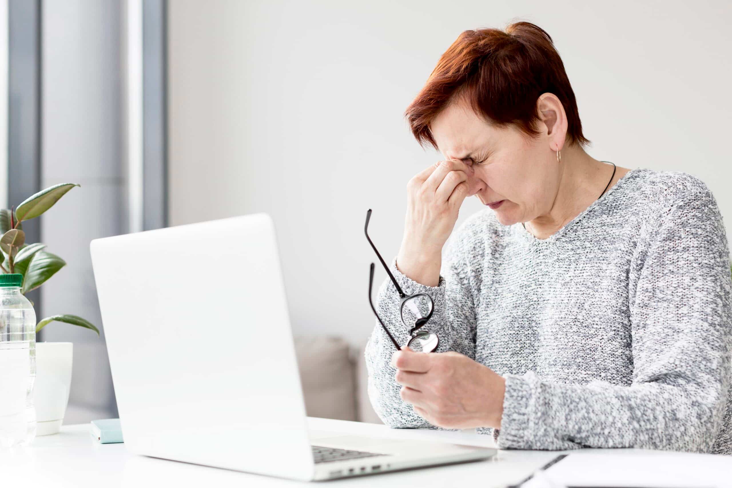 vista frontal de la mujer con ansiedad en el escritorio
