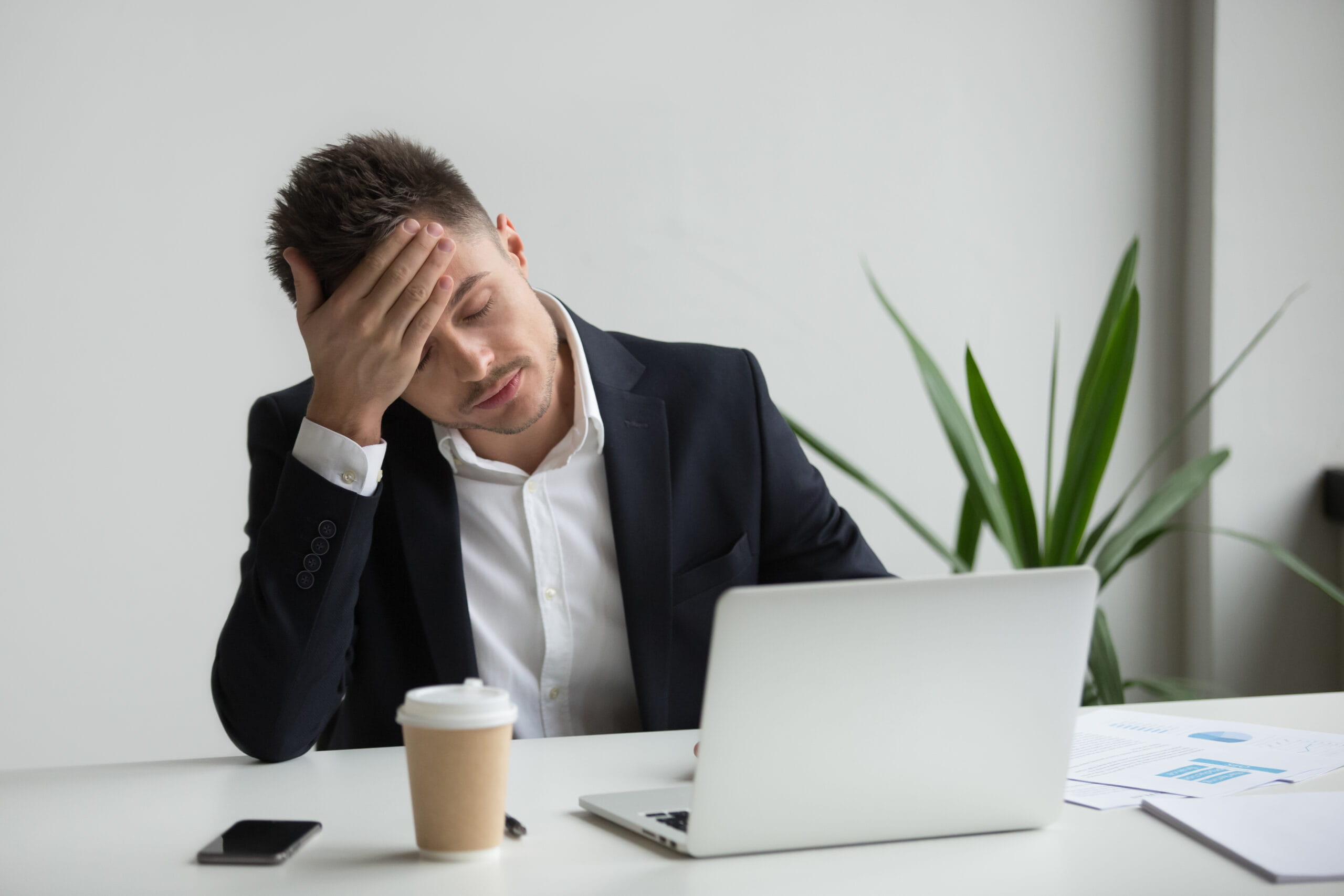 fuerte dolor de cabeza